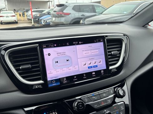 Used 2025 Chrysler Pacifica Select image 20