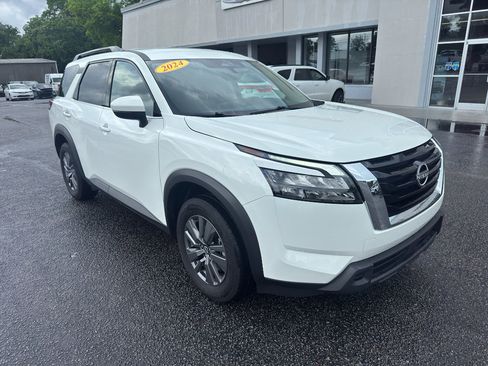 Used 2024 Nissan Pathfinder SV FWD image 3