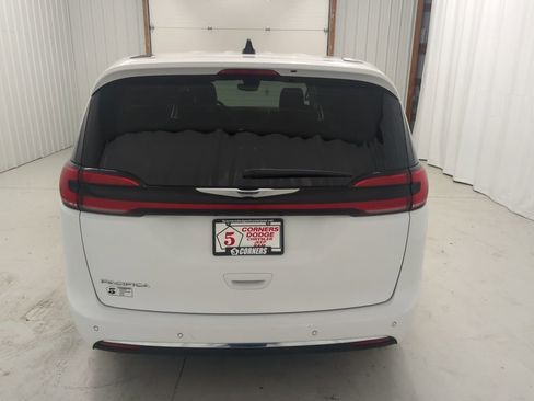 Used 2024 Chrysler Pacifica Touring-L image 3