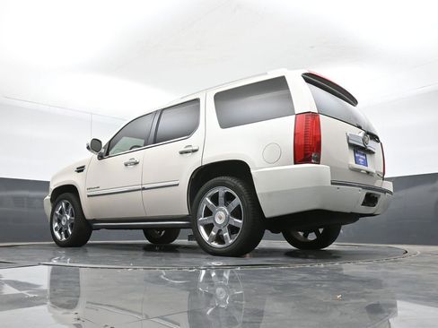 Used 2013 Cadillac Escalade Luxury image 38