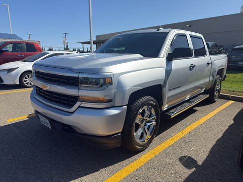 Used 2018 Chevrolet Silverado 1500 Custom w/ Custom Value Package AWD/4WD image 1