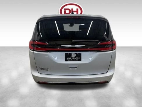 Used 2024 Chrysler Pacifica Touring-L FWD image 12