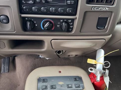 Used 2002 Ford Excursion XLT image 11