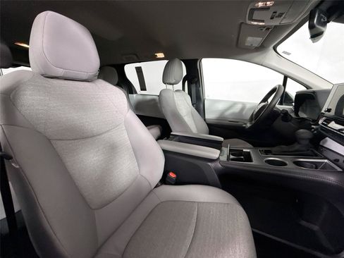 Certified 2026 Toyota Sienna LE FWD image 39