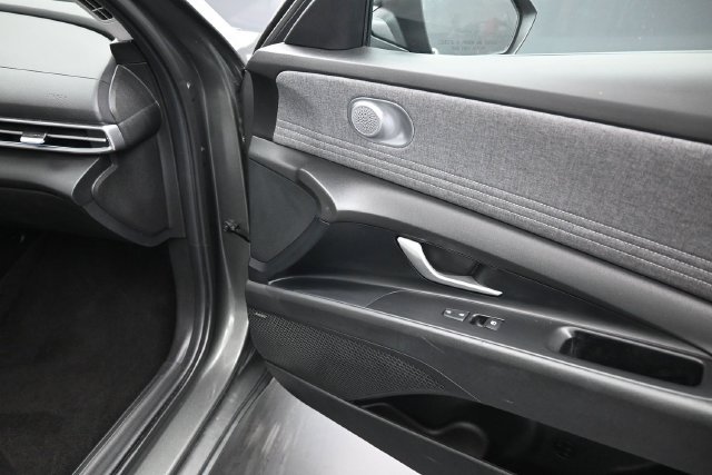 Used 2024 Hyundai Elantra Limited FWD image 17