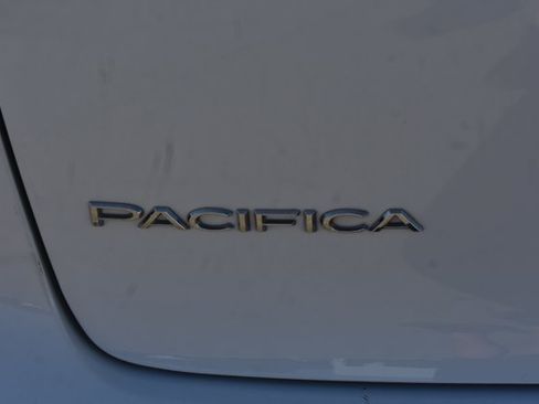 Used 2024 Chrysler Pacifica Touring-L FWD image 7