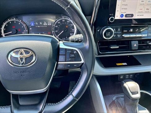 Used 2024 Toyota Highlander XLE FWD image 25
