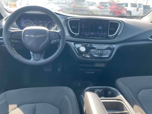 Used 2023 Chrysler Pacifica Touring FWD image 16