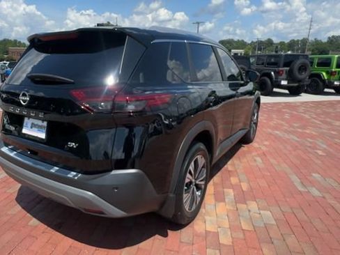 Used 2023 Nissan Rogue SV w/ SV Premium B Package FWD image 2