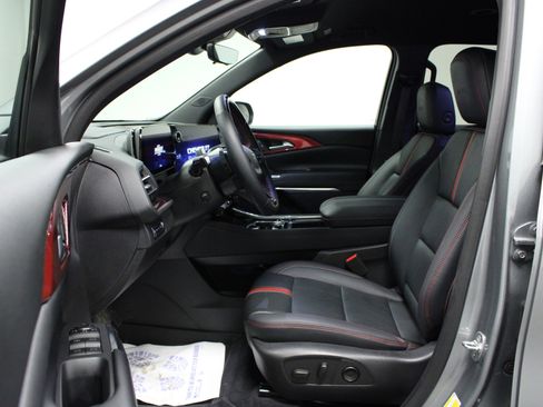 Used 2025 Chevrolet Traverse RS image 12