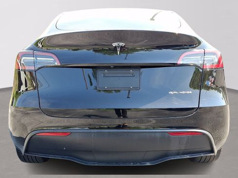 Used 2023 Tesla Model Y AWD image 5