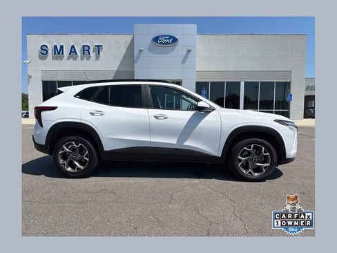 Used 2025 Chevrolet Trax LT FWD image 1