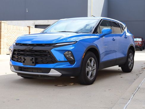 Used 2025 Chevrolet Blazer LT FWD image 2