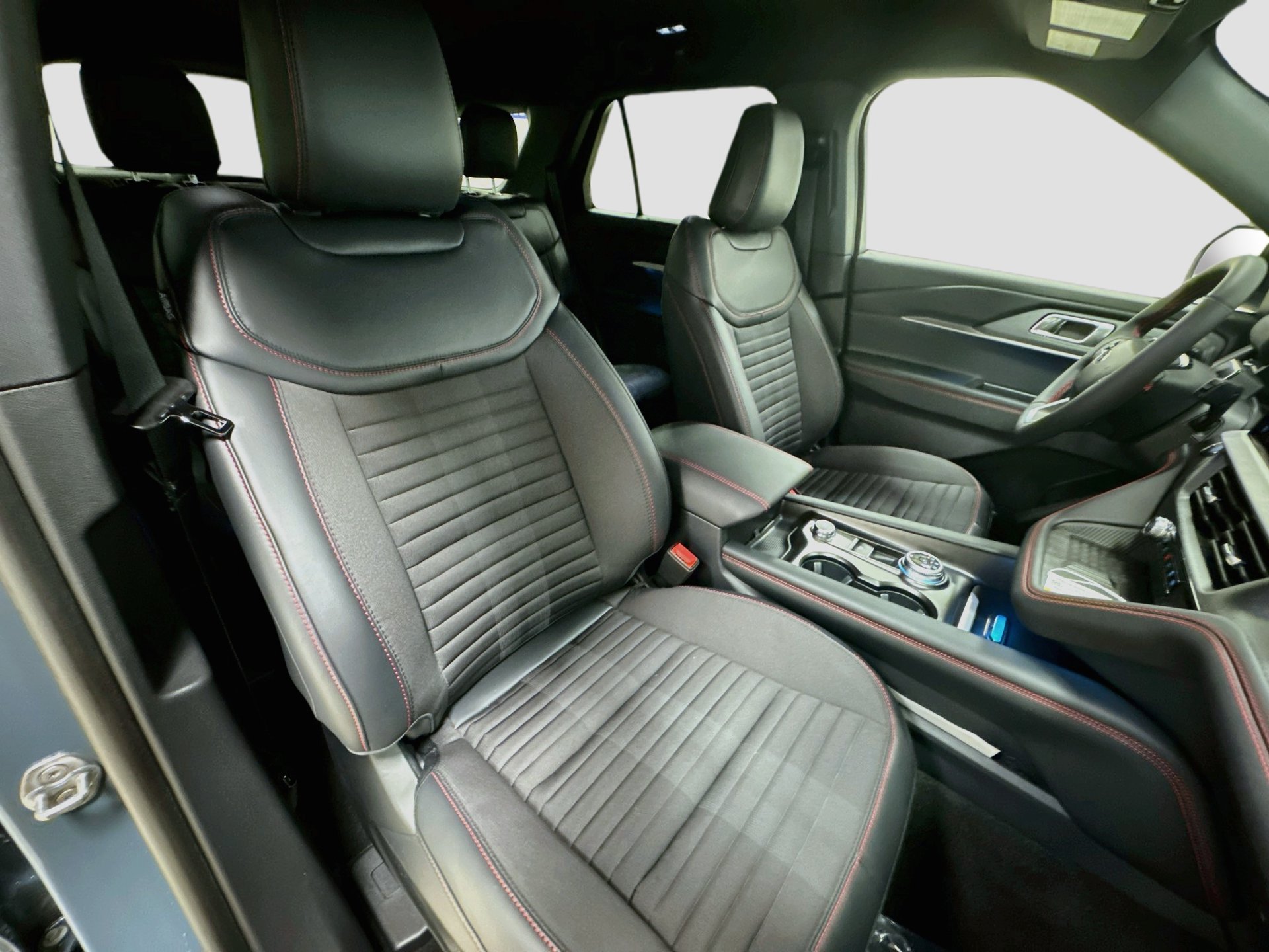 Used 2025 Ford Explorer ST-Line w/ Premium Package RWD image 29