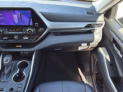 Used 2024 Toyota Highlander XLE image 32