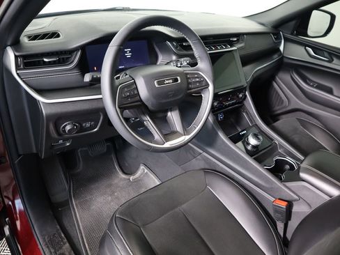 Used 2023 Jeep Grand Cherokee Altitude image 9