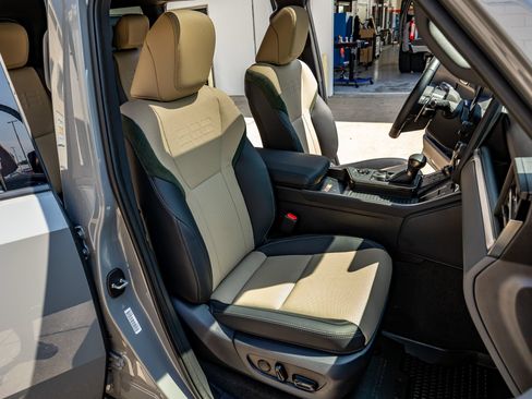 Used 2026 Lexus GX 550 AWD/4WD image 32