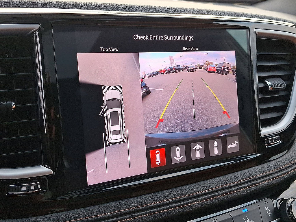 Used 2025 Chrysler Pacifica Pinnacle FWD image 21