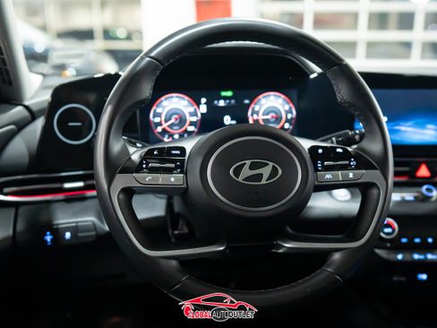 Used 2025 Hyundai Elantra SEL image 21