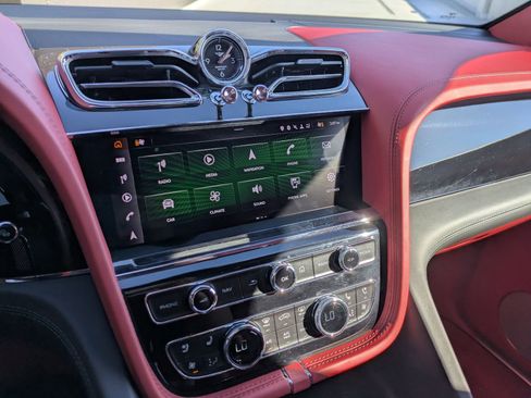 Certified 2022 Bentley Bentayga image 18