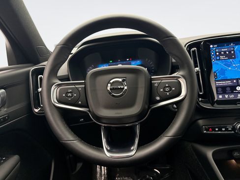 Used 2025 Volvo XC40 B5 Plus AWD/4WD image 12