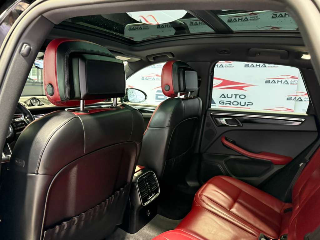 Used 2023 Porsche Macan AWD/4WD image 46