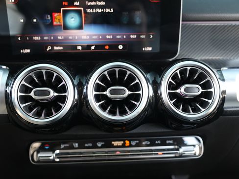 Used 2021 Mercedes-Benz GLB 250 image 38