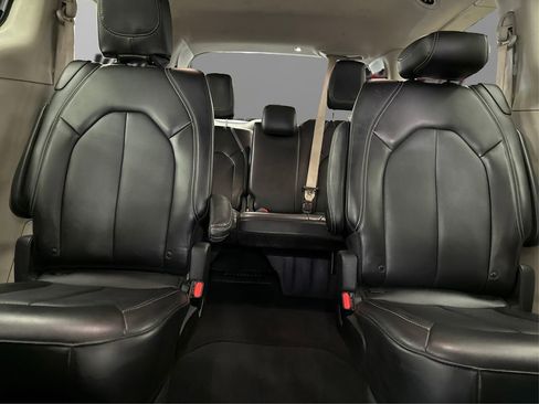 Used 2024 Chrysler Pacifica Touring-L image 20