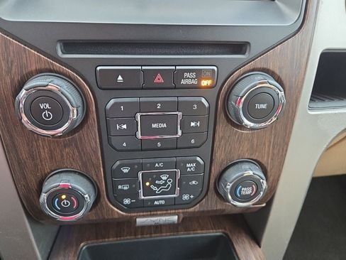 Used 2014 Ford F150 Lariat w/ Lariat Chrome Package image 19