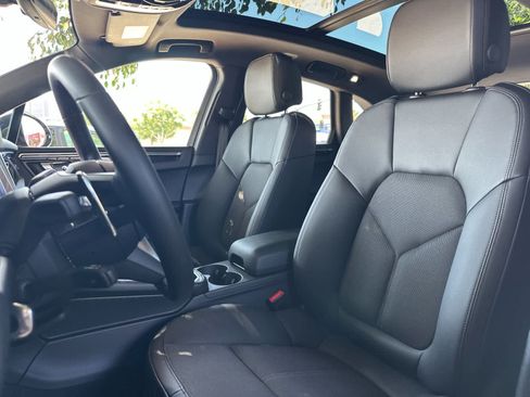 Used 2026 Porsche Macan AWD/4WD image 5