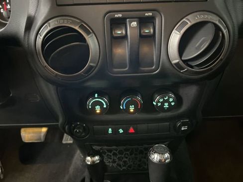 Used 2015 Jeep Wrangler Sport w/ Quick Order Package 24S AWD/4WD image 16