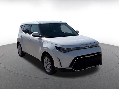 Used 2025 Kia Soul LX w/ LX Technology Package image 3