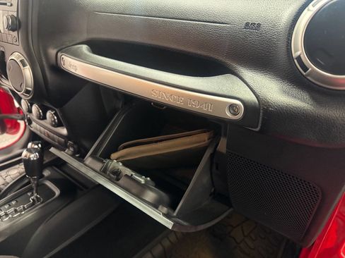 Used 2016 Jeep Wrangler Unlimited Rubicon w/ Connectivity Group image 18