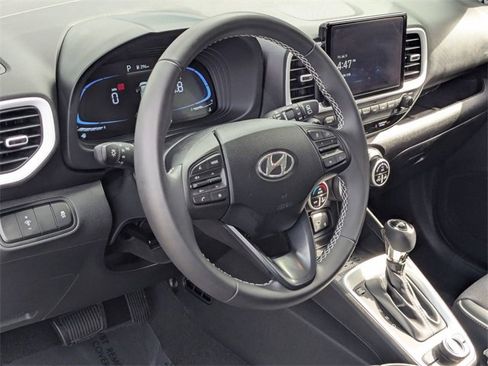 Used 2025 Hyundai Venue Limited image 14