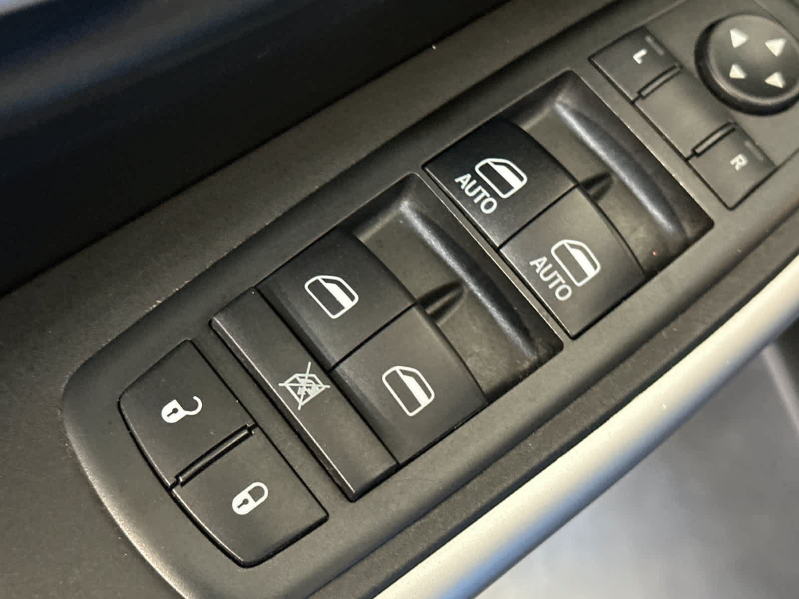 Used 2018 Jeep Cherokee Trailhawk w/ Comfort/Convenience Group AWD/4WD image 14