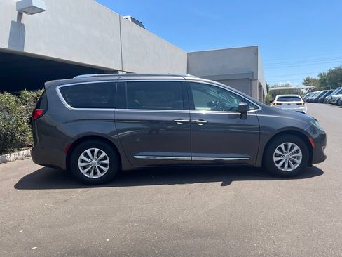 Used 2019 Chrysler Pacifica Touring-L FWD image 5