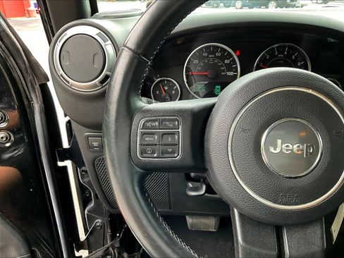 Used 2015 Jeep Wrangler Unlimited Rubicon w/ Dual Top Group AWD/4WD image 12