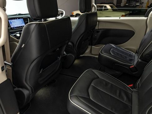 Used 2022 Chrysler Pacifica Limited image 32