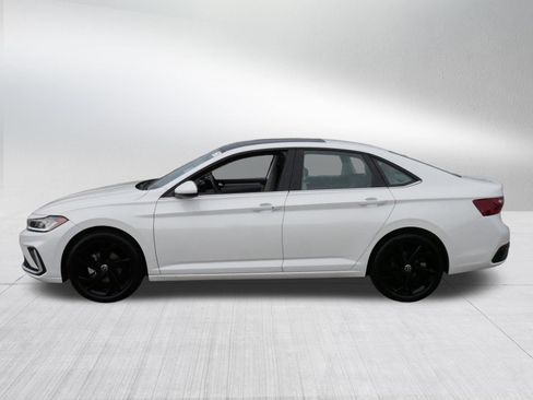 Used 2025 Volkswagen Jetta SE w/ Sunroof Package FWD image 4