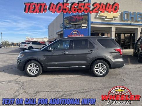 Used 2017 Ford Explorer XLT image 3