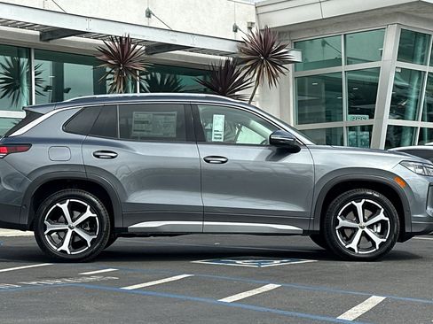 New 2025 Volkswagen Tiguan SE image 4