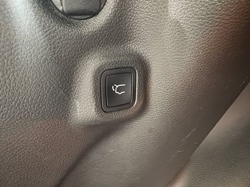 Used 2025 Jeep Compass Latitude w/ Sun & Sound Group AWD/4WD image 39