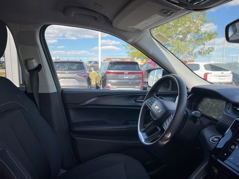 Used 2023 Jeep Grand Cherokee L Laredo image 35