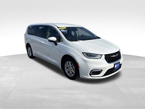 Used 2023 Chrysler Pacifica Touring-L FWD image 9