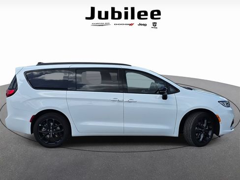 New 2026 Chrysler Pacifica Limited w/ Uconnect Theater Family Group AWD/4WD image 47