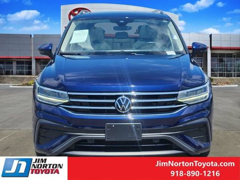 Used 2023 Volkswagen Tiguan SE w/ Panoramic Sunroof Package FWD image 2