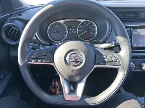 Used 2020 Nissan Kicks S image 17