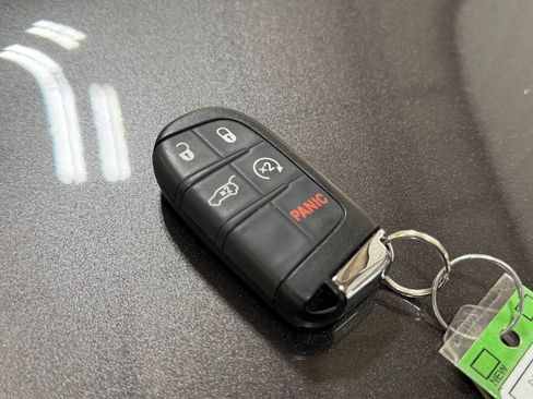Used 2023 Jeep Compass Latitude w/ Convenience Group AWD/4WD image 42