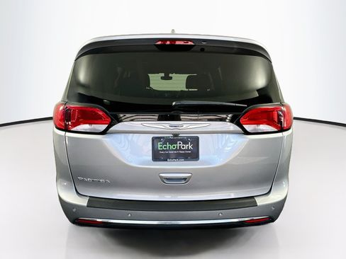 Used 2019 Chrysler Pacifica Touring-L FWD image 7