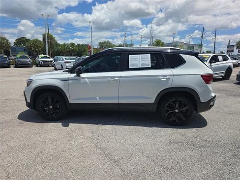 Used 2023 Volkswagen Taos SE w/ Panoramic Sunroof Package FWD image 5